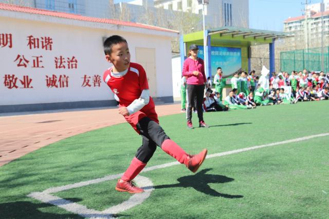 莱万数据：8次射门打入2球 3次解围1次抢断获最高分
